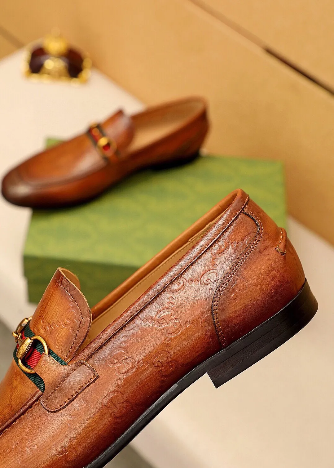 Men's shoes 💰480 💐 Product trademark: GUCCI "Gucci" casual leather shoes Regular size: 38-45 (45.46🉑️customized) Product materials: Selected imported first-layer calfskin embossed upper + luxury hardware buckle, imported cowhide leather lining. Strong three-dimensional visual effect, original outsole color: 2 colors available